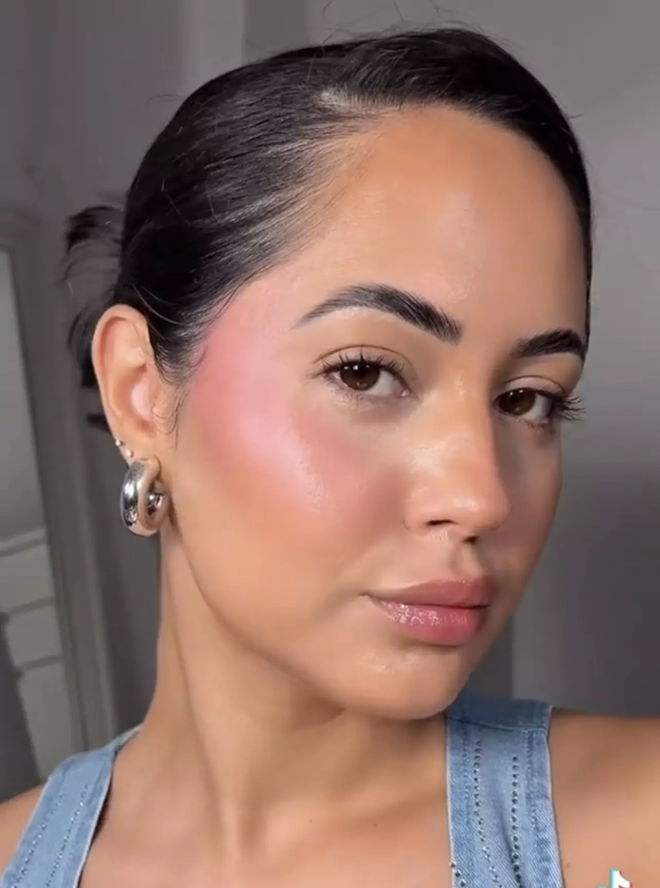 رژگونه مایع لاولی مدل june bloom شماره 01