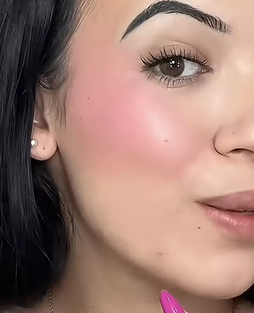 رژگونه مایع لاولی مدل june bloom شماره 01