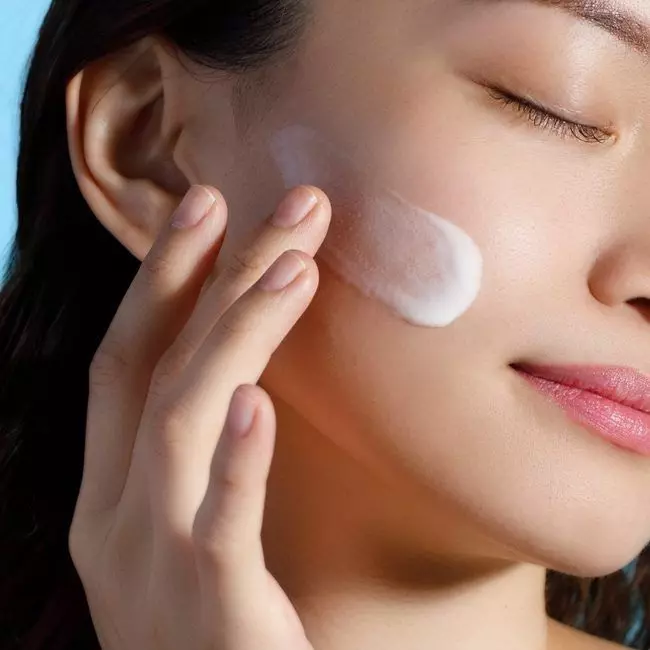 ضد آفتاب فلوییدی بی رنگ spf50 رزالیا
